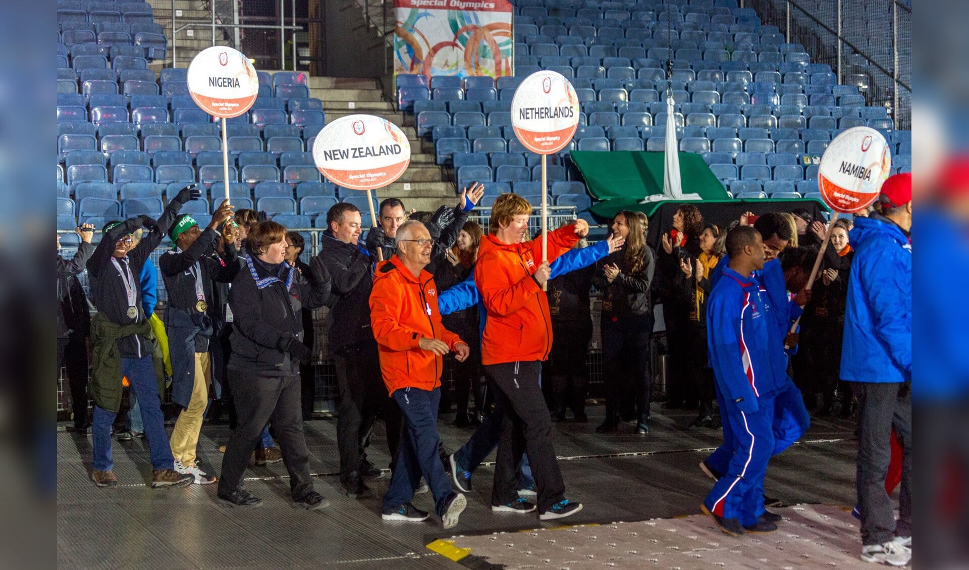 Huub van der Wielen (66 jaar, langlaufen) en Anne Baneke (30 jaar, skiën) droegen het bord van Team NL bij de atletenparade tijdens de sluitingsceremonie.