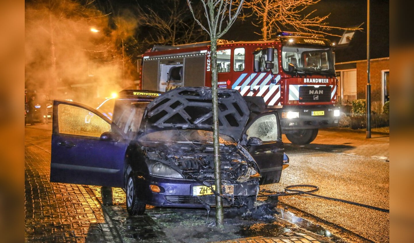De auto kon niet meer gered worden ( Foto's : Maickel Keijzers / Hendriks Multimedia ) 