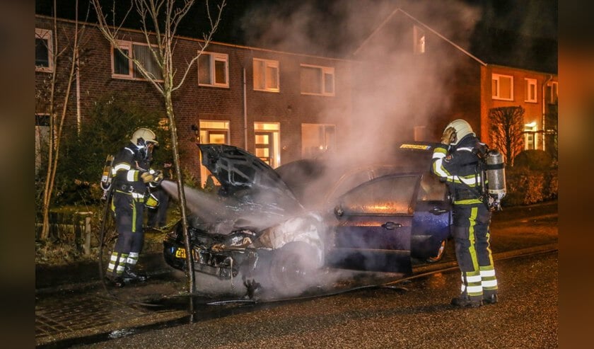 De auto kon niet meer gered worden ( Foto's : Maickel Keijzers / Hendriks Multimedia )   