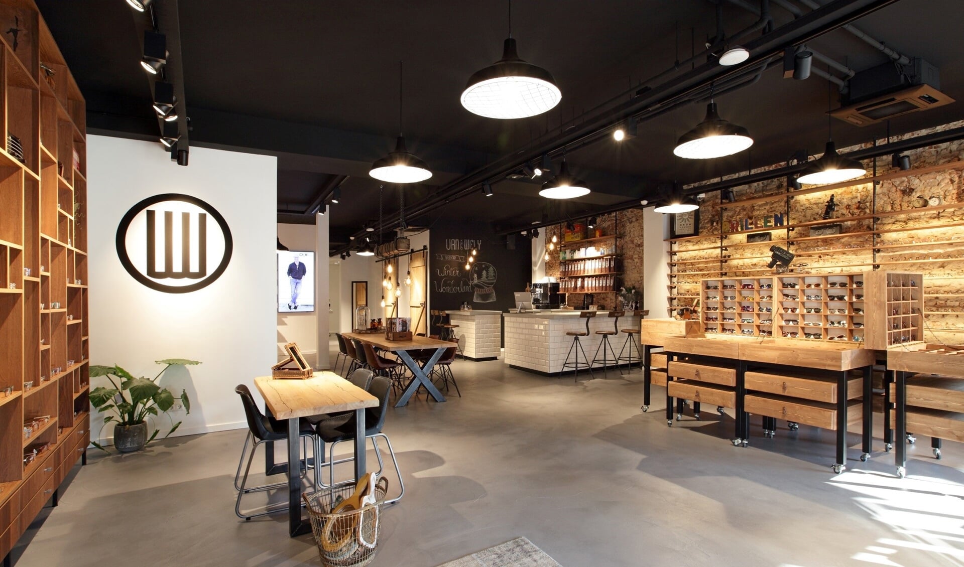 De nieuwe winkel van Van Wely Optiek aan de Steenstraat in Boxmeer is eind vorig jaar helemaal vernieuwd. (foto: Van Wely Optiek)