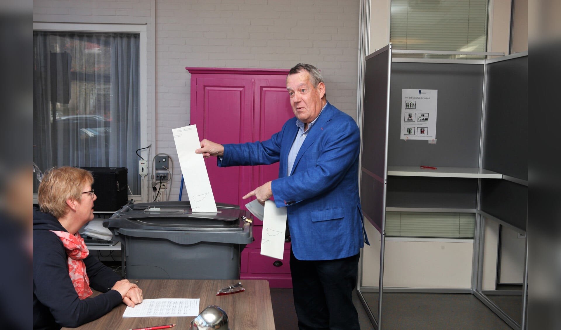 Wethouder Harry van Rooijen stemt voor de Tweede Kamerverkiezingen in 2017.