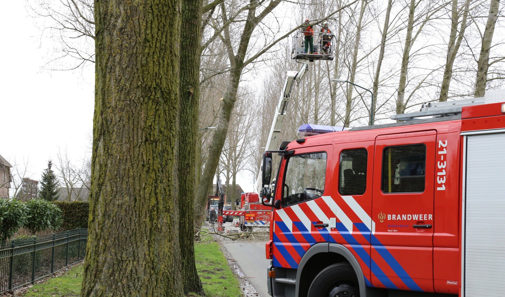 De brandweer in de Kleinussenstraat. (Foto: Maickel Keijzers / Hendriks multimedia)