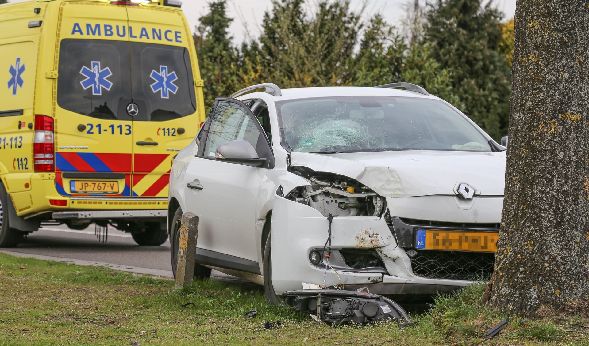 De automobilist raakte lichtgewond ( Foto's : Maickel keijzers / Hendriks Multimedia ) 