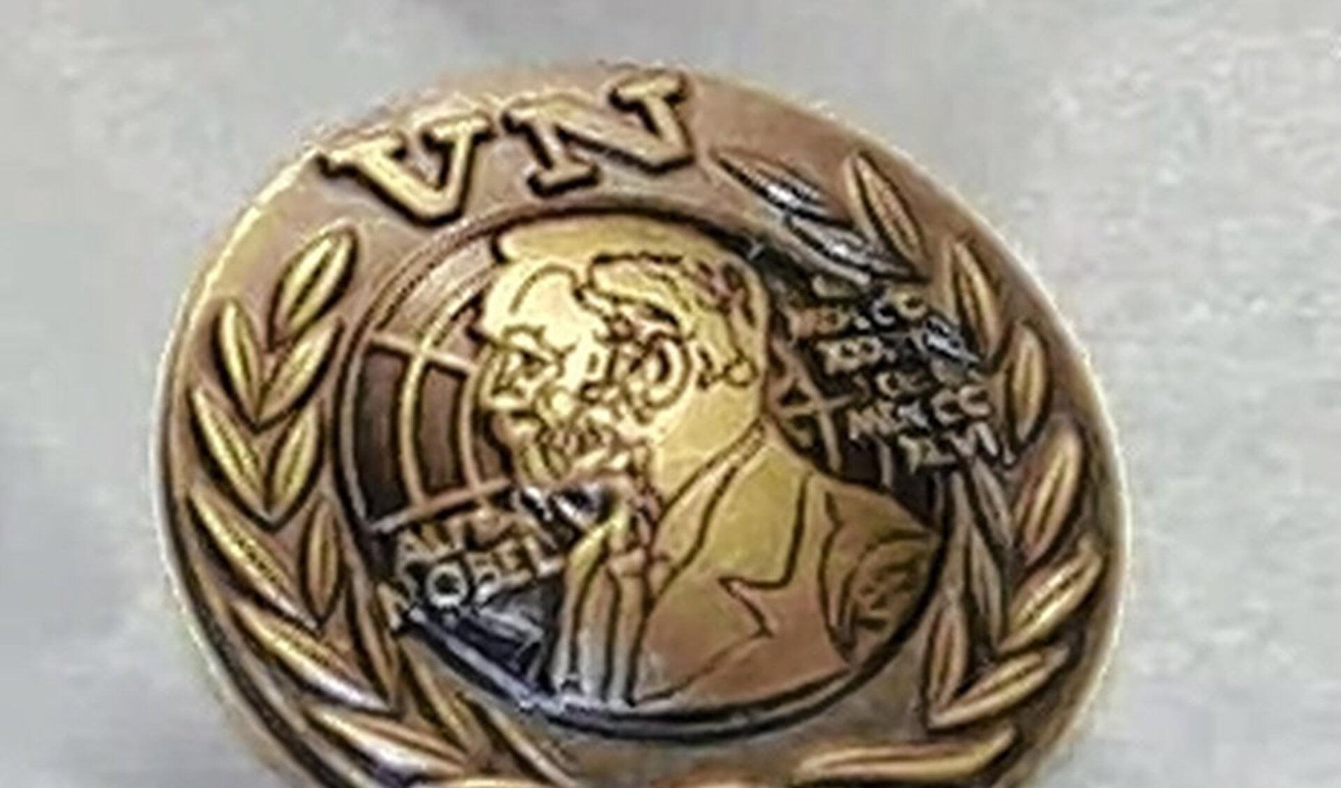 Rob Stolk heeft het draaginsigne 'Nobelprijs VN-militairen' ontvangen.