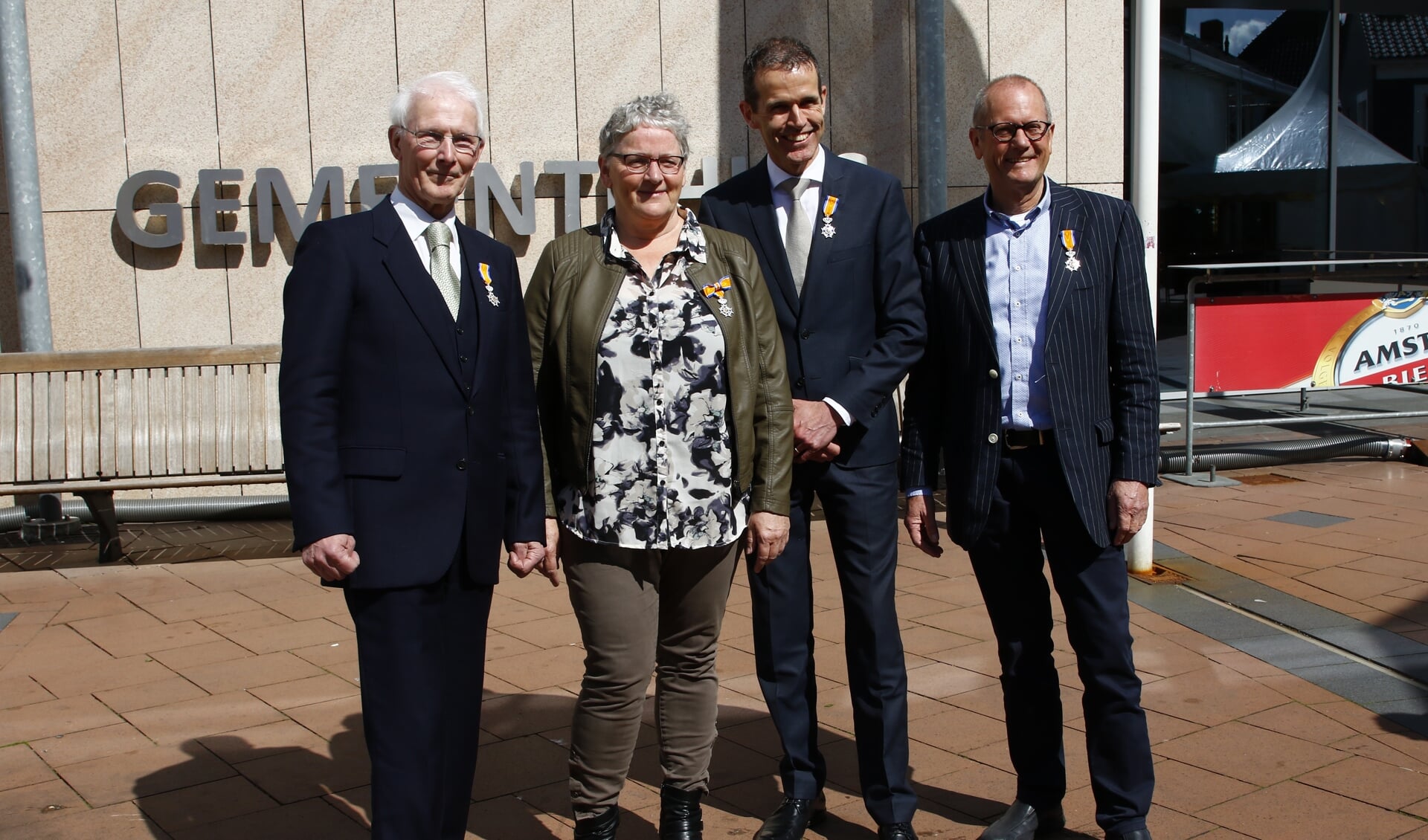 Cees Kroef, Dick Jettenm, Jan Nillisen en Petra Broeder-Keijzers kregen vanochtend een lintje in de gemeente Boxmeer. (foto: Bas Delhij)