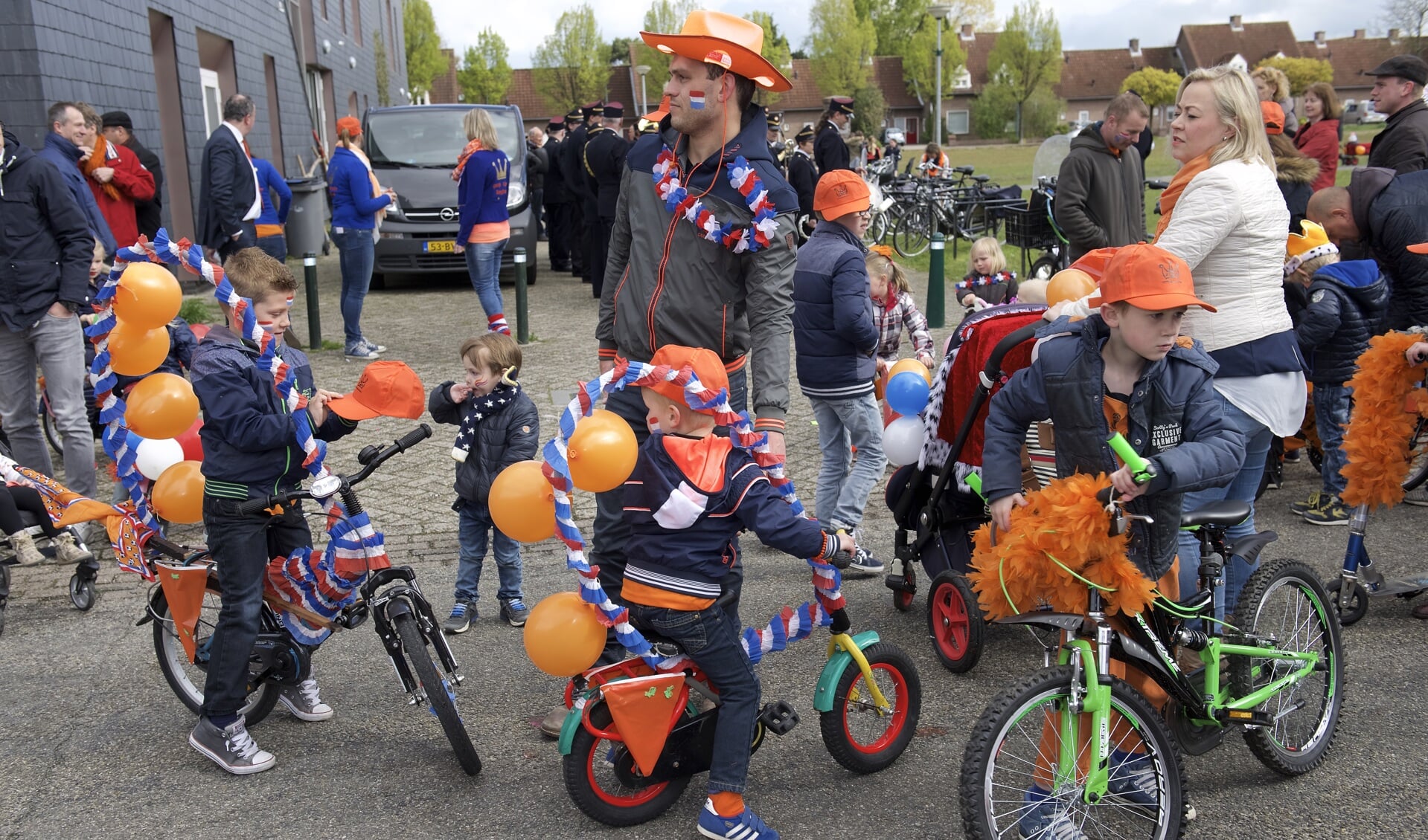 Kinderen kunnen tijdens Koningsdag op het Kees Michielseplein in de Cuijkse wijk De Valuwe onder meer hun fietsen versieren. (archieffoto: Ad Megens)