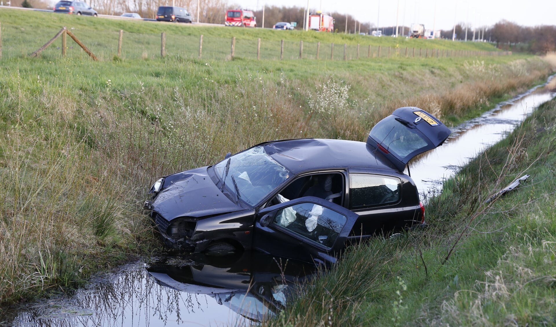 Herkenbaar beeld: een ongeval op de A73. (archieffoto: SK-Media)