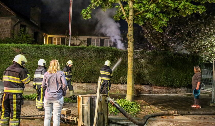 De brandweer had de coniferen brand snel onder controle ( Foto's : Maickel Keijzers / Hendriks Multimedia )  