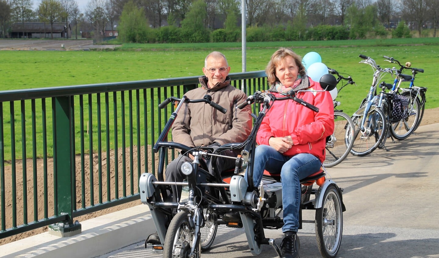 Cor van den Acker en Anita van den Akker mochten als eerste de brug over fietsen. 