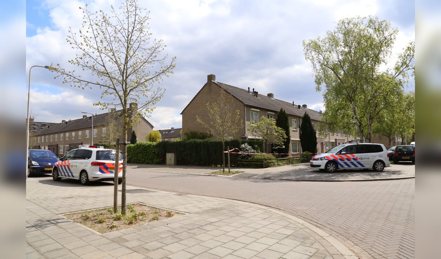 Politie bij de woning in de Van der Nootstraat. (Foto: Maickel Keijzers / Hendriks Multimedia)