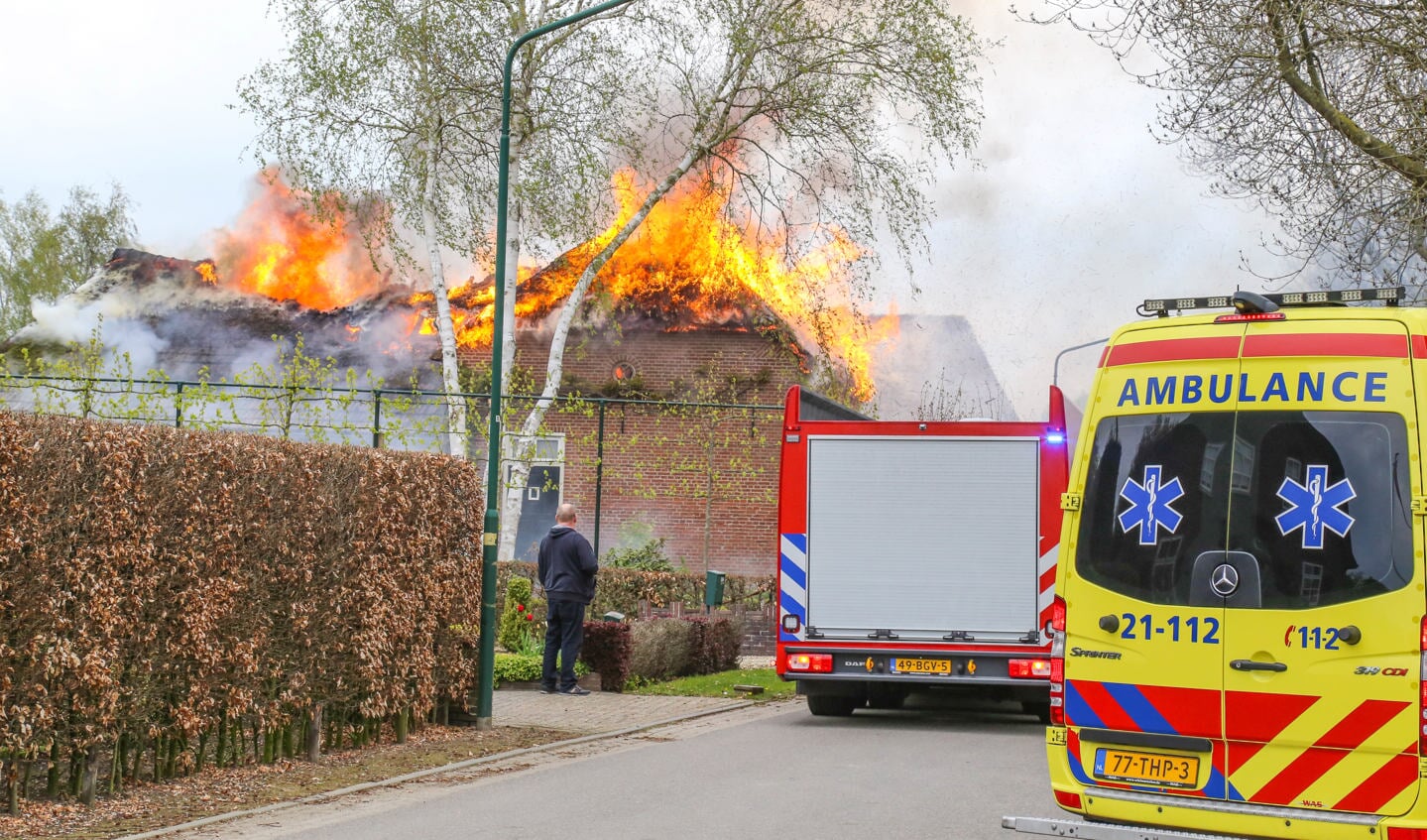 Vlammen slaat uit het dak ( Foto's : Maickel Keijzers / Hendriks Multimedia ) 