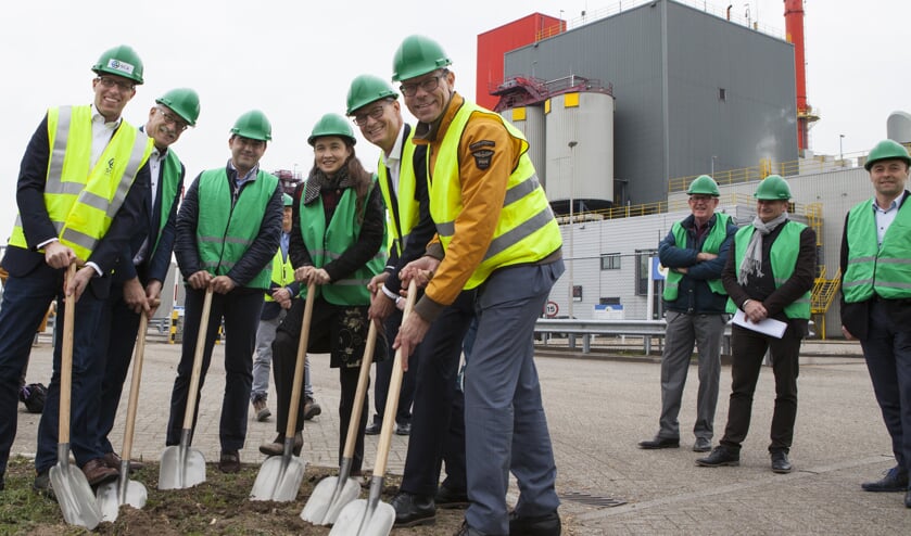 Op industrieterrein Haven Cuijk wordt een stroom- en warmwaternet aangelegd. De Brabantse gedeputeerde Anne-Marie Spierings (vierde van links) deed vrijdag de eerste schop in de grond in. (foto: Diana Derks)