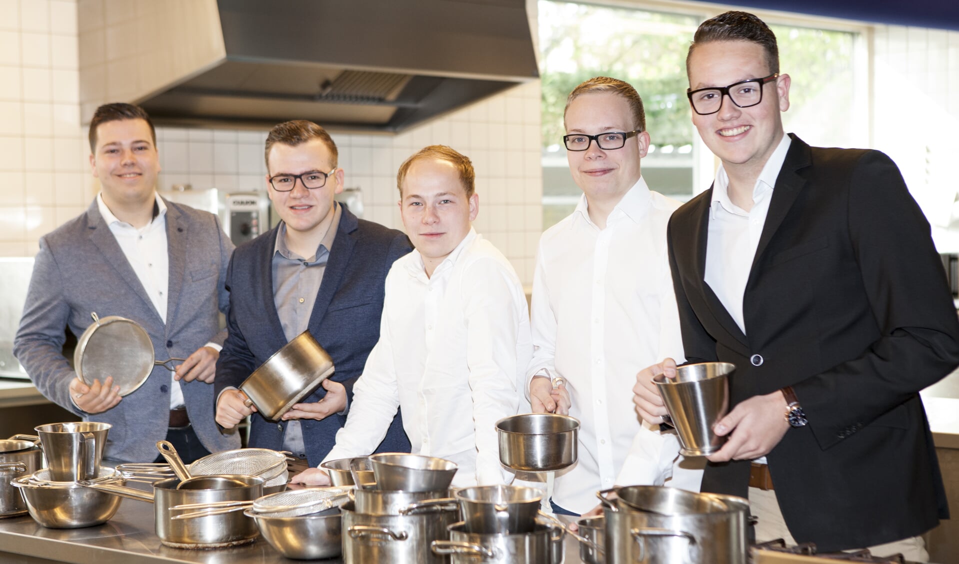 Lukas Reijnen (midden), Mario Janssen, Joris Gerrits, Stan Cremers en Leon Loonen houden op zondag 7 mei een Foodtour in Cuijk-centrum. (foto: Diana Derks)