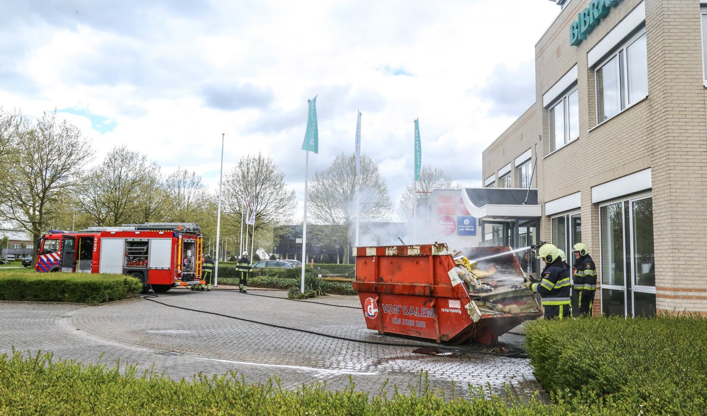 De brandweer blust de brand ( Foto's :  Maickel Keijzers / Hendriks Multimedia )