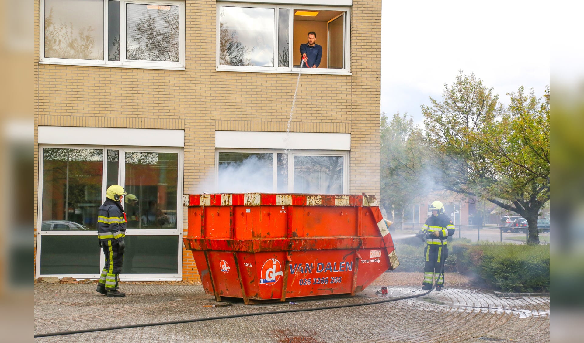De brandweer blust de brand ( Foto's :  Maickel Keijzers / Hendriks Multimedia )