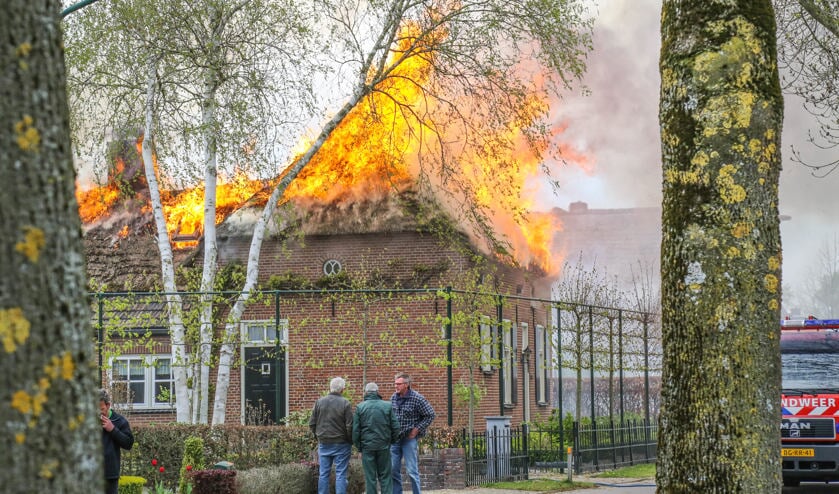 Vlammen slaat uit het dak ( Foto's : Maickel Keijzers / Hendriks Multimedia )   