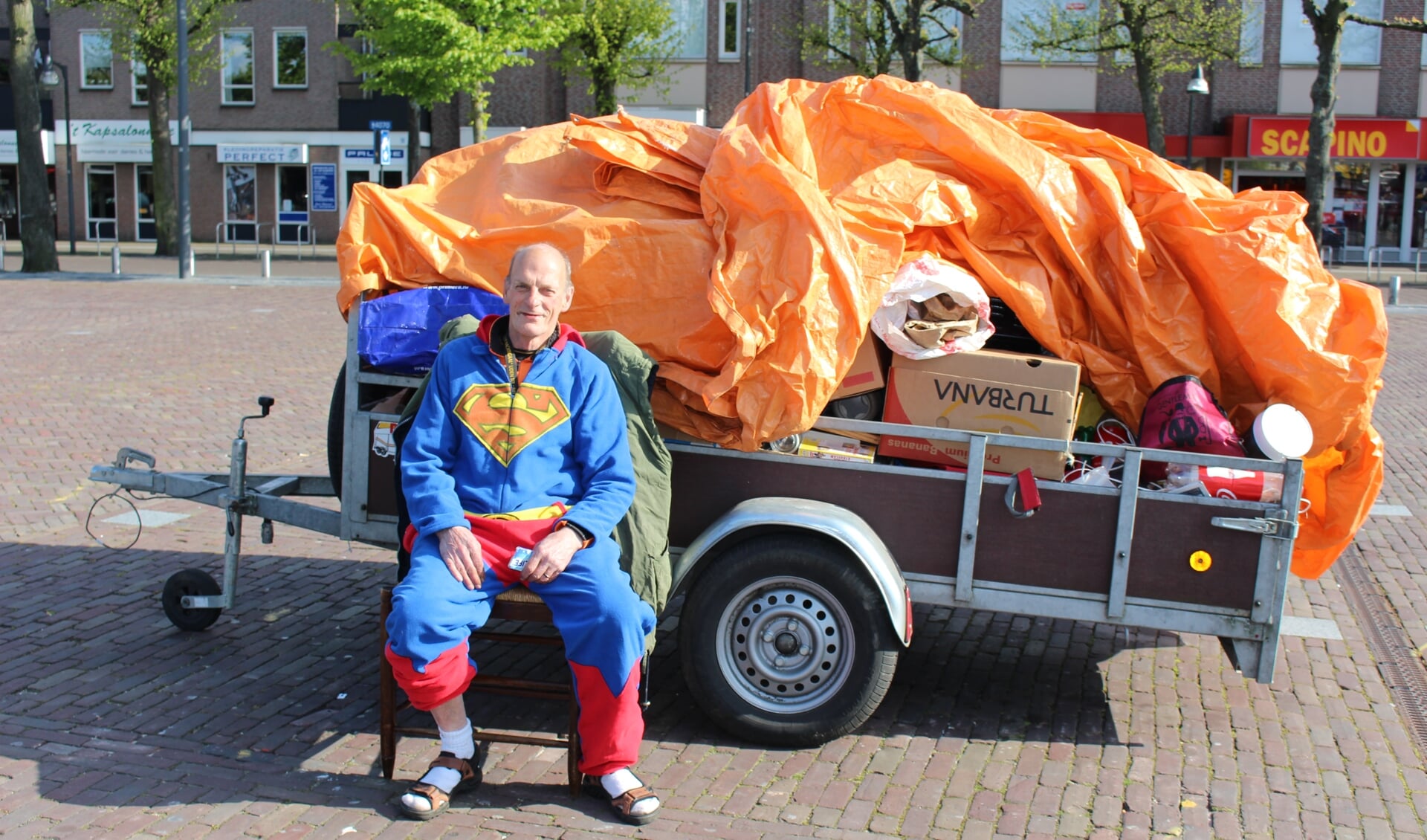Wim Engels met zijn aanhanger op de Markt in Uden. 