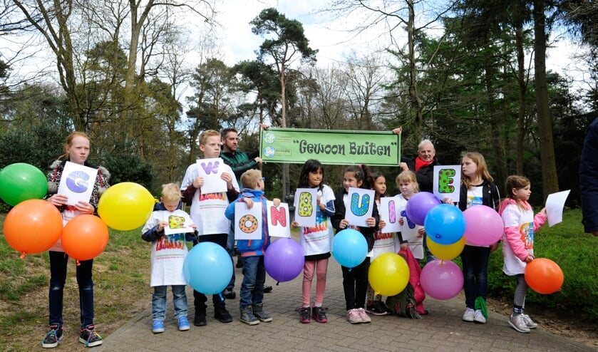 De kinderraad van Recreatie en Meer onthulde woensdag in Overloon de naam van de buitenspeeltuin: Gewoon Buiten. (foto: Ingrid Driessen)