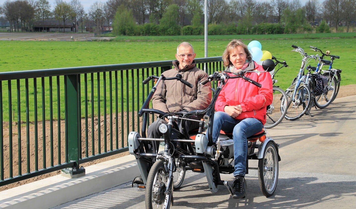 Cor van den Acker en Anita van den Akker mochten als eerste de brug over fietsen. 