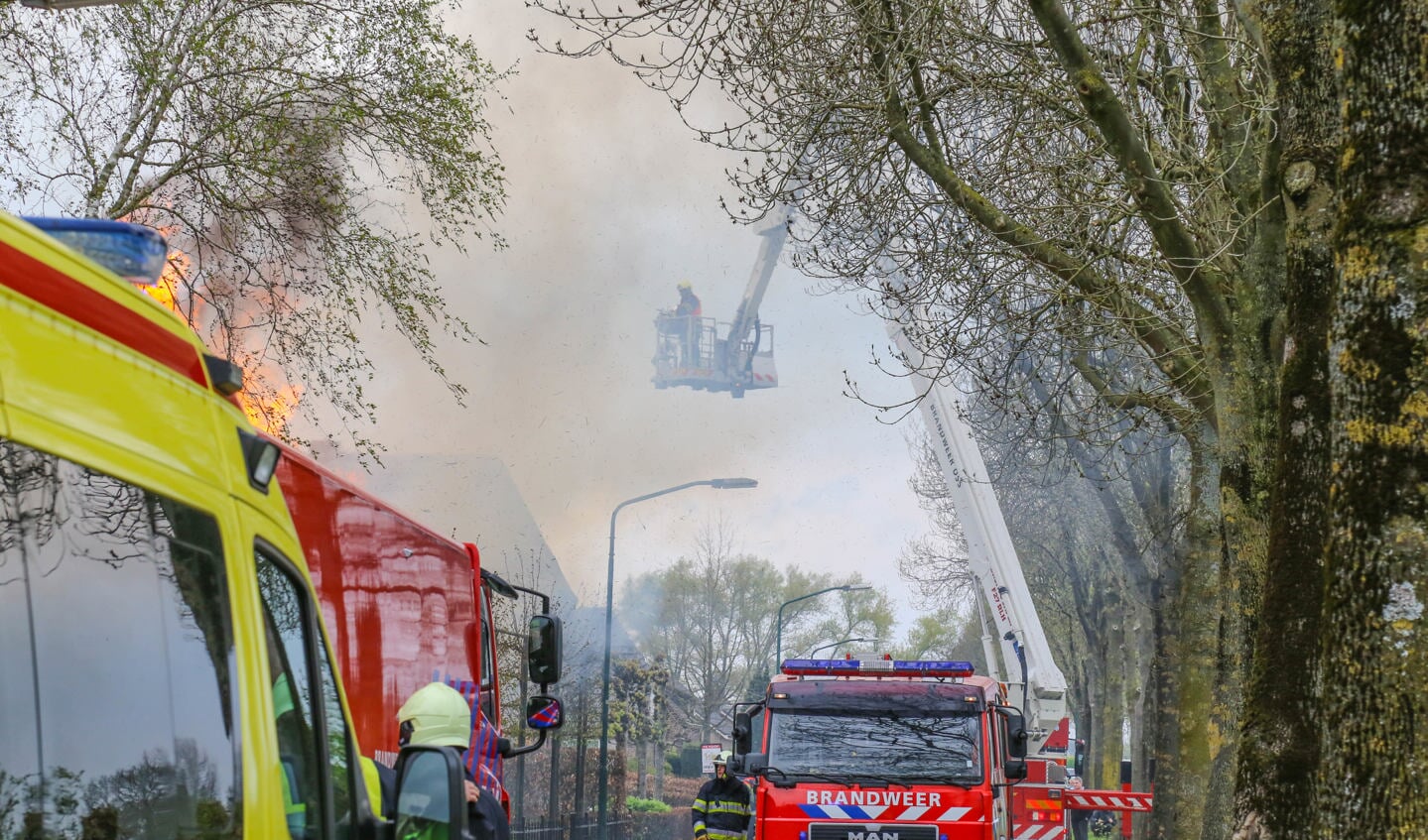 Vlammen slaat uit het dak ( Foto's : Maickel Keijzers / Hendriks Multimedia ) 