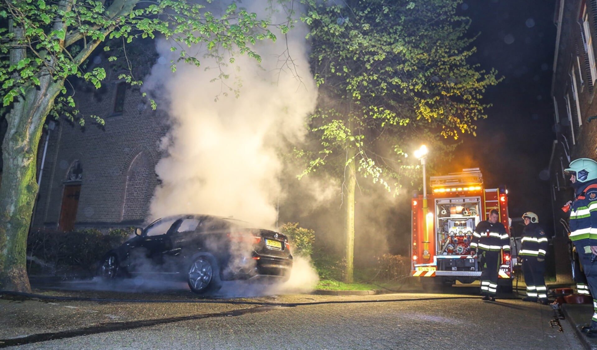 De brandweer bij de brand. ( Foto's : Maickel Keijzers/ HendriksMultimedia ) 