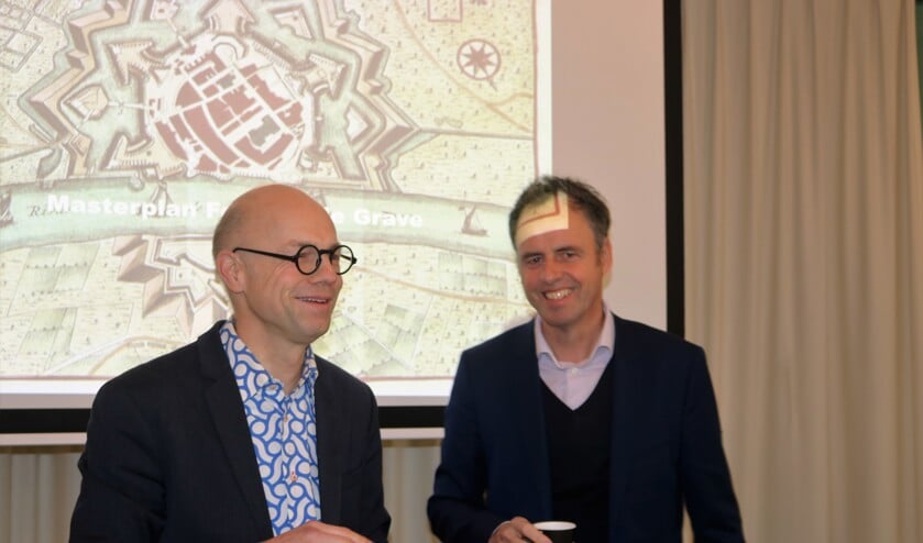 Penne Hangelbroek en Adriaan Geuze van Bureau West 8 tijdens de presentatie over 'Grave als historische vestingstad' op 22 december 2016. (foto: Annelies Graafsma)