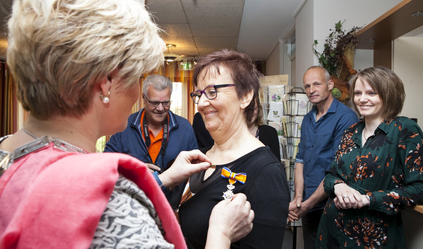 Ria Barten-van Daal uit Landhorst ontving een Koninklijke Onderscheiding. (foto: Diana Derks)