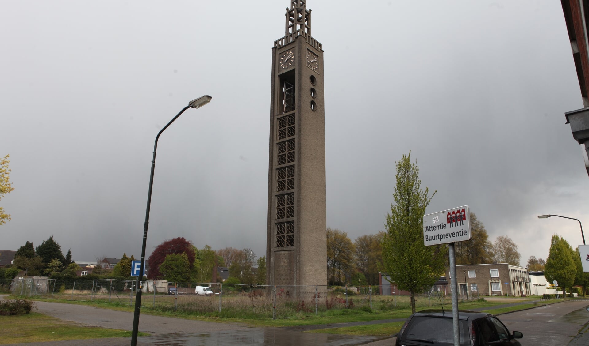 Besloten is dat de resten van de toren van de Heilig Hartkerk worden gesloopt (Foto: Peter Kuijpers). 