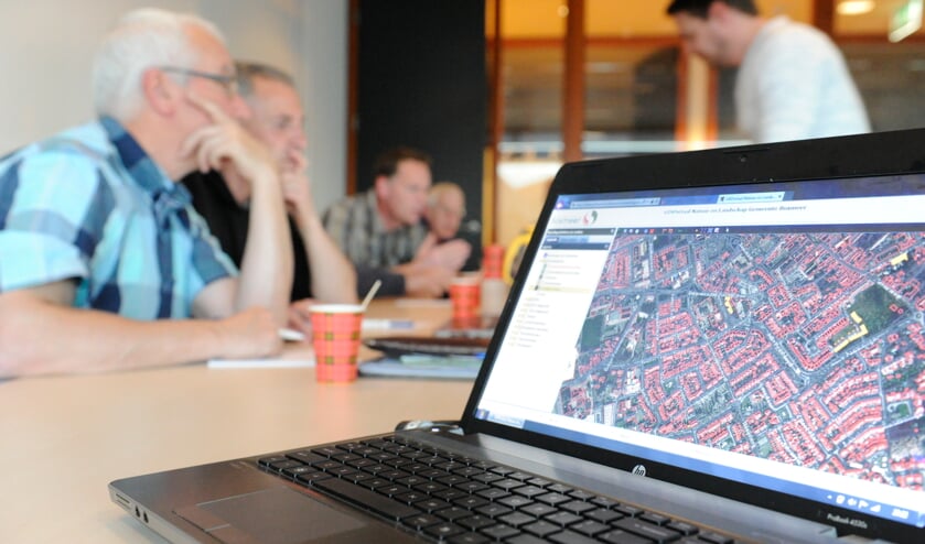 Dorps- en wijkraden gingen woensdag aan de slag met de nieuwe app 'Werk in Uitvoering'. (foto: Ingrid Driessen)  