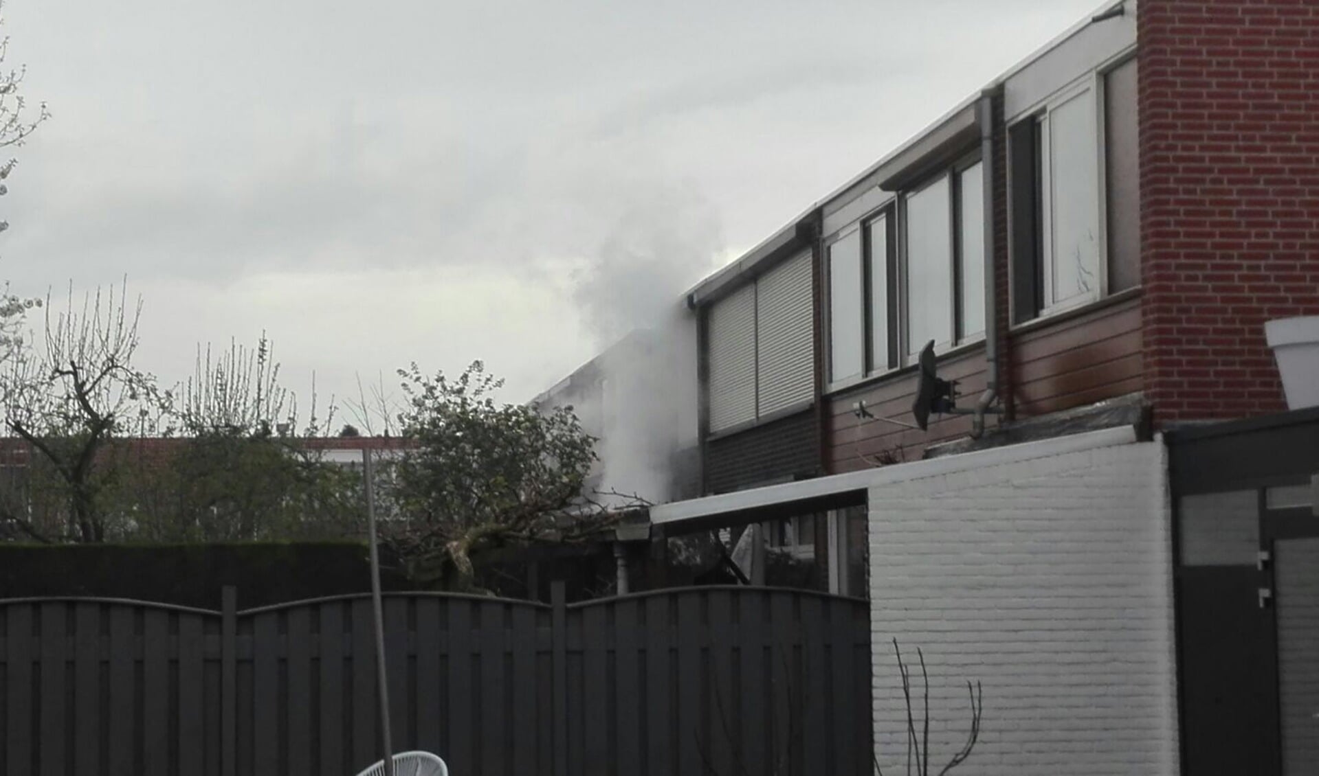 Woningbrand aan de Cornelis Ketelstraat in Boxmeer. (foto: SK-Media)