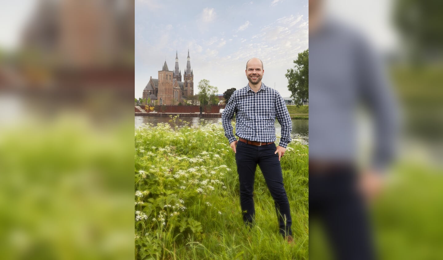 Martijn Schwillens aan de Maas, met 'zijn' Cuijk op de achtergrond. (foto: Diana Derks)