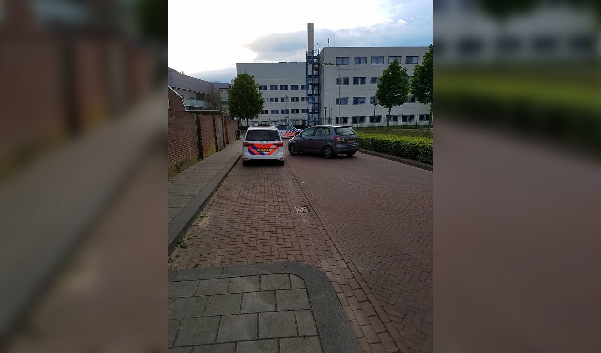 Politie in actie op kruising Molenweg/Trompstraat.