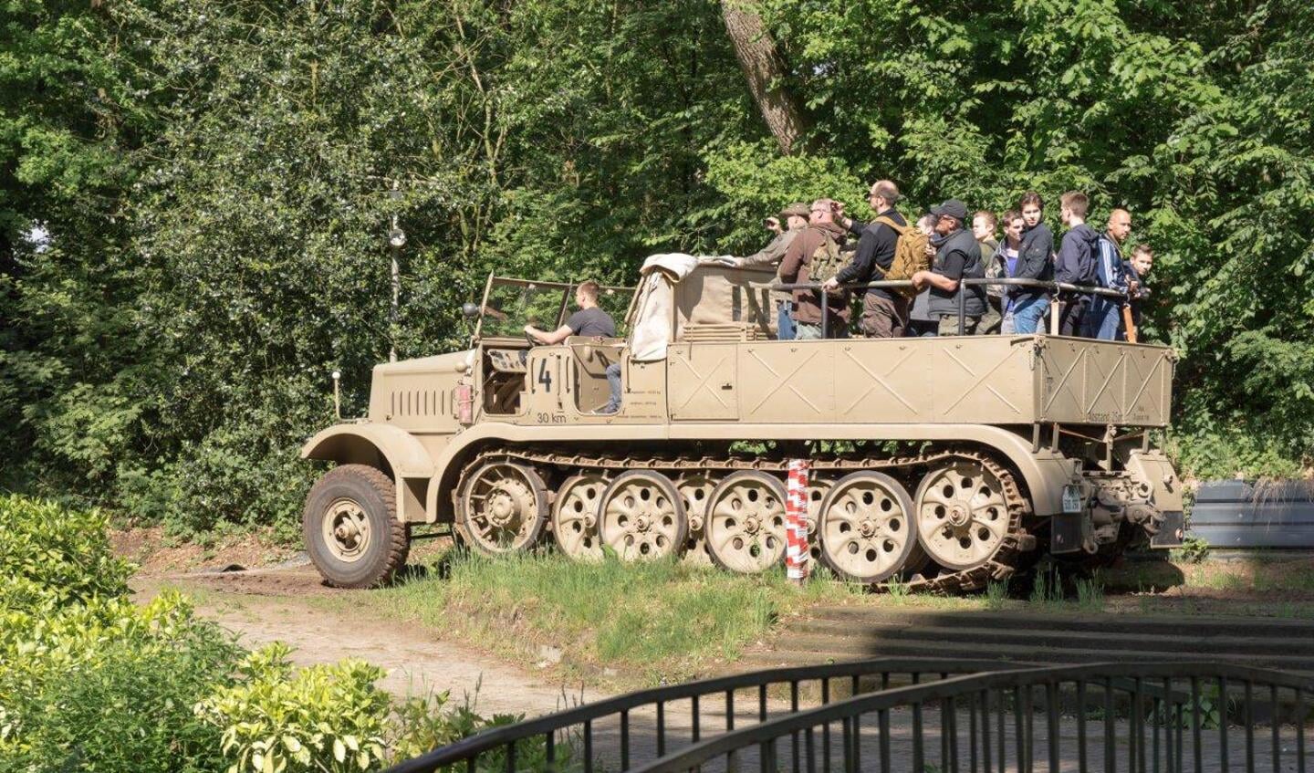 Voormalige Duitse voer- en rijtuigen en oorlogsmachines worden getoond tijdens Militracks. (foto's: Albert Hendriks)