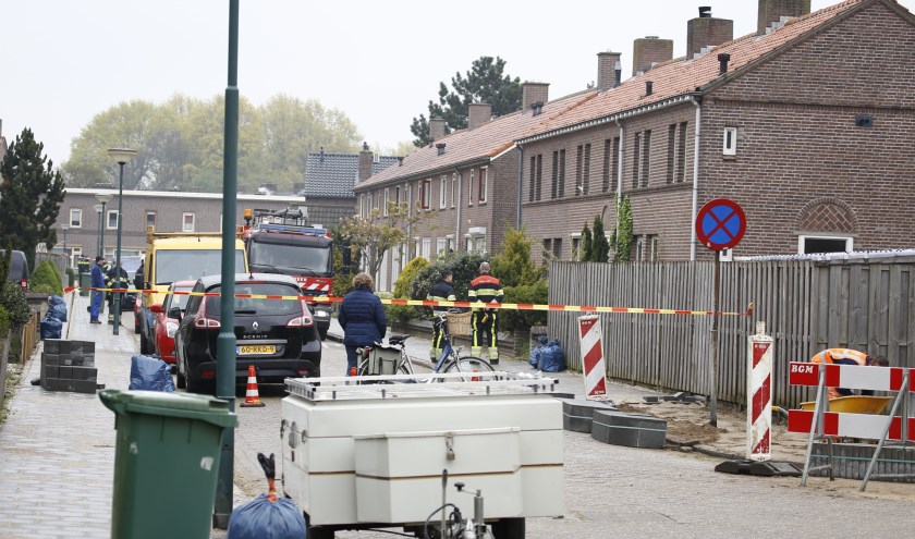 Monseigneur Tillemansstraat in Grave afgesloten wegens gaslek. (foto: SK-Media)  