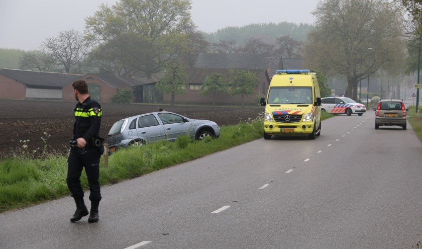 Auto in sloot op Millseweg bij Beers. (foto: SK-Media)