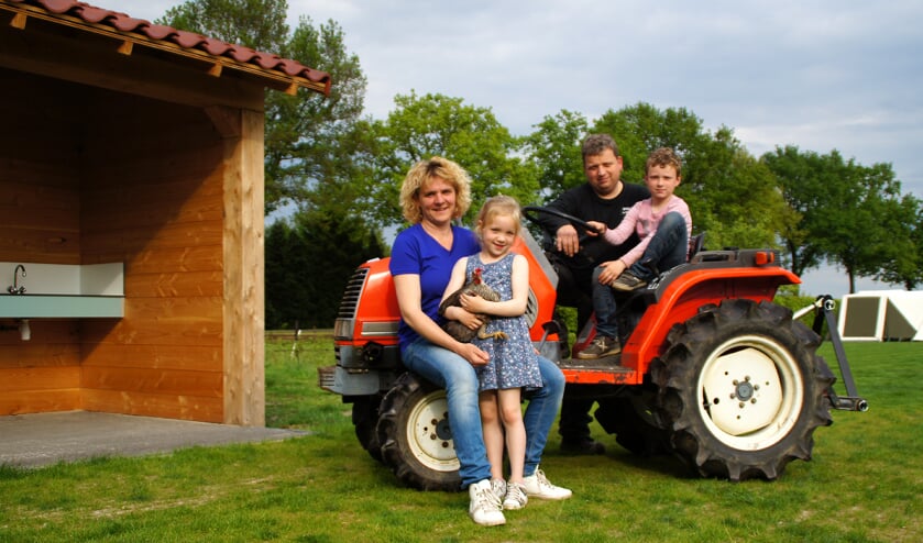 Claudia, Marcel, Niek en Meike van Geenen beginnen in het buitengebied van Sambeek de minicamping 't Brenneke. (foto: Jeff Meijs)