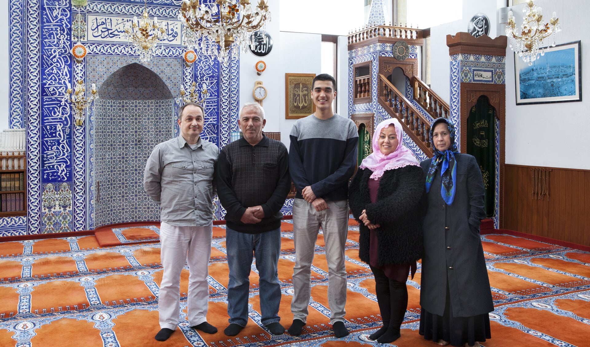 De organisatie van de Turkse Kermes in Cuijk: (v.l.n.r.) Zeki Pektas, Mehmet Sahintürk, Safa Karakus, Sevgi Kovançi en Aysegül Sahintürk. (foto: Diana Derks)