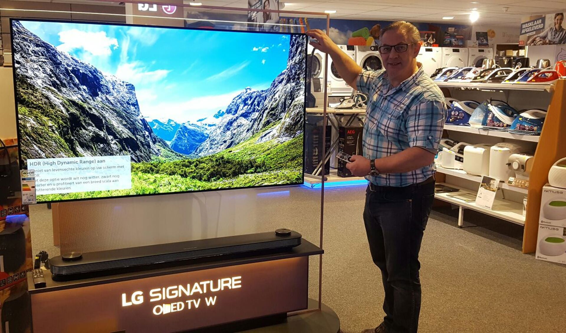Jan Berkvens naast een LG OLED TV.