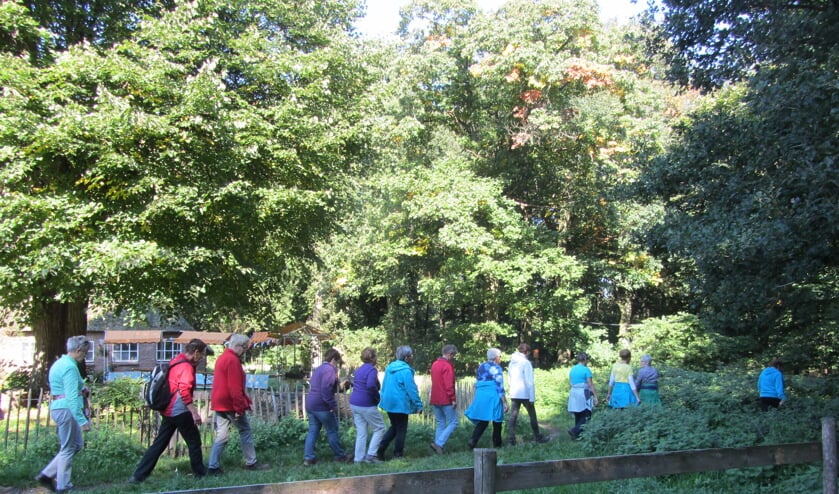 Wandelen en ontmoeten. (foto: Anny Minten)