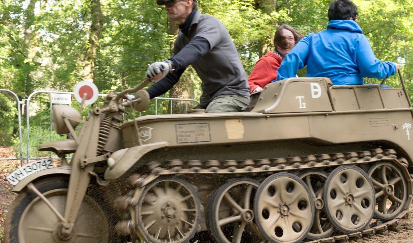 Voormalige Duitse voer- en rijtuigen en oorlogsmachines worden getoond tijdens Militracks. (foto's: Albert Hendriks)