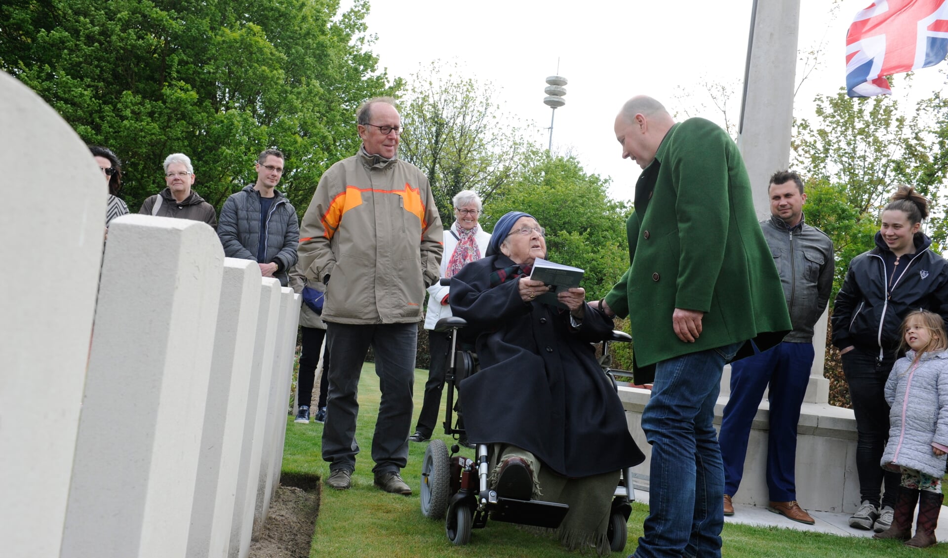 Paul ten Broeke overhandigde het eerste exemplaar van 'Tread Softly' aan Tonnie Thijssen, die het graf van Harold Ewen heeft geadopteerd. 'Mijn inspirator voor het vastleggen van de verhalen.' (foto: Ingrid Driessen)