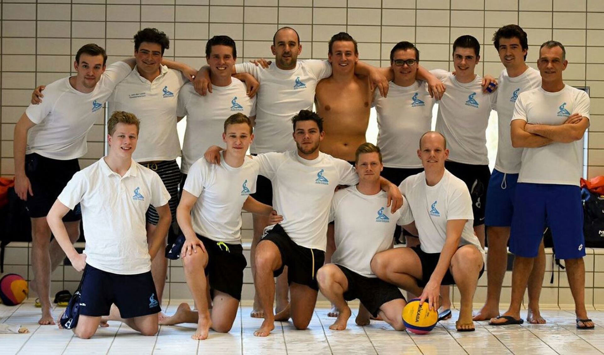 Teamfoto van heren 1 met rechts trainer Richard van de Meulenreek.