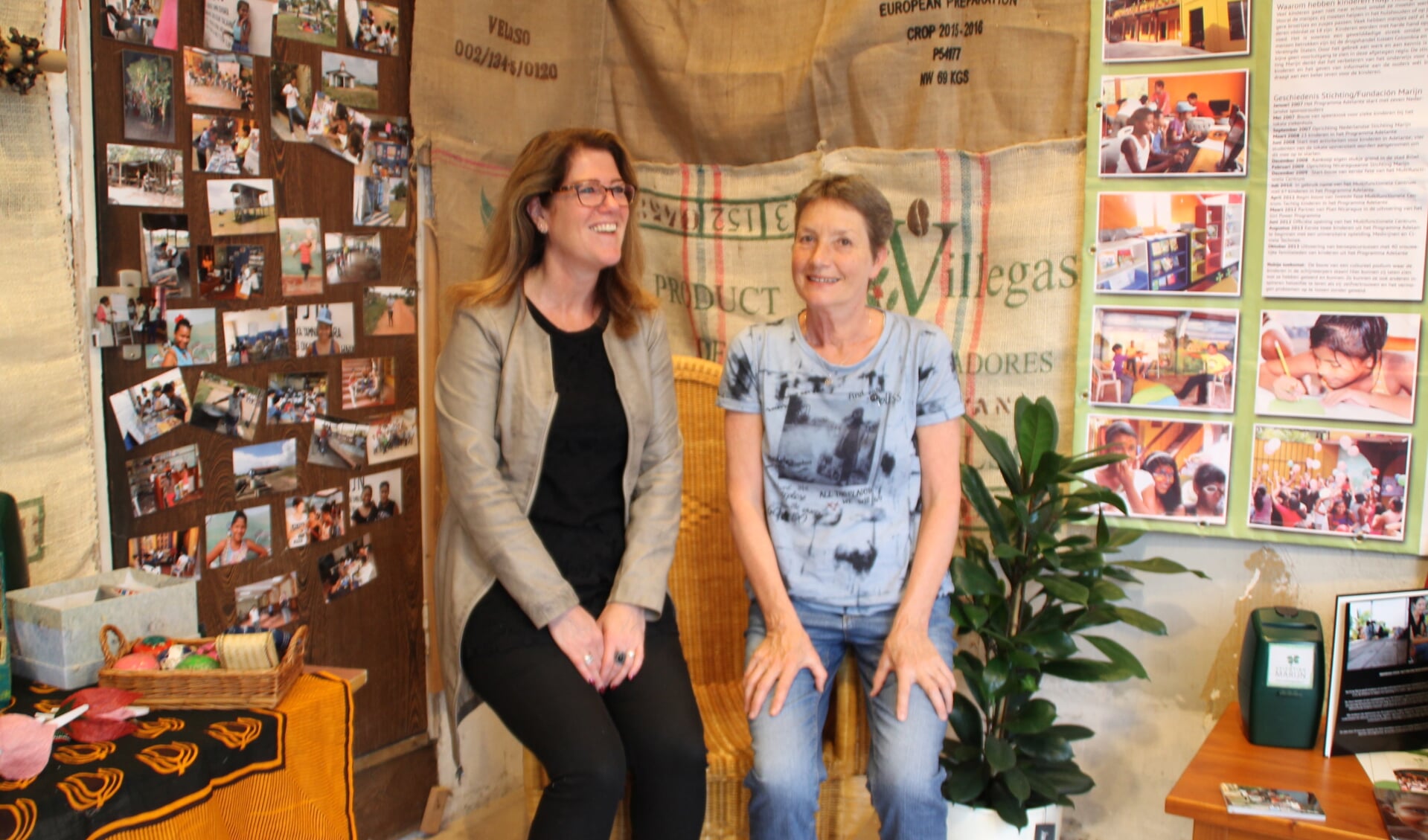 Jolanda van der Sanden en Nel Vanthoor in de winkel van Stichting Marijn.