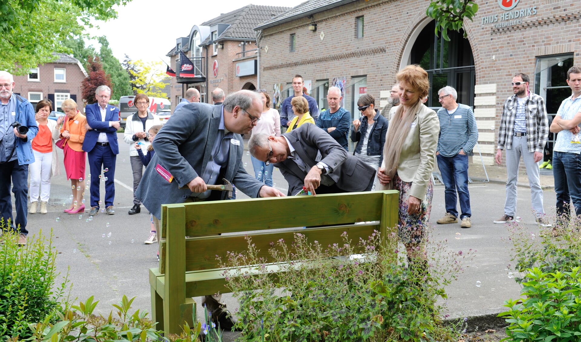 Aan het Tijsplein in Wanroij werd zaterdag één van de twee wandelbankjes onthuld. (foto: Ingrid Driessen)