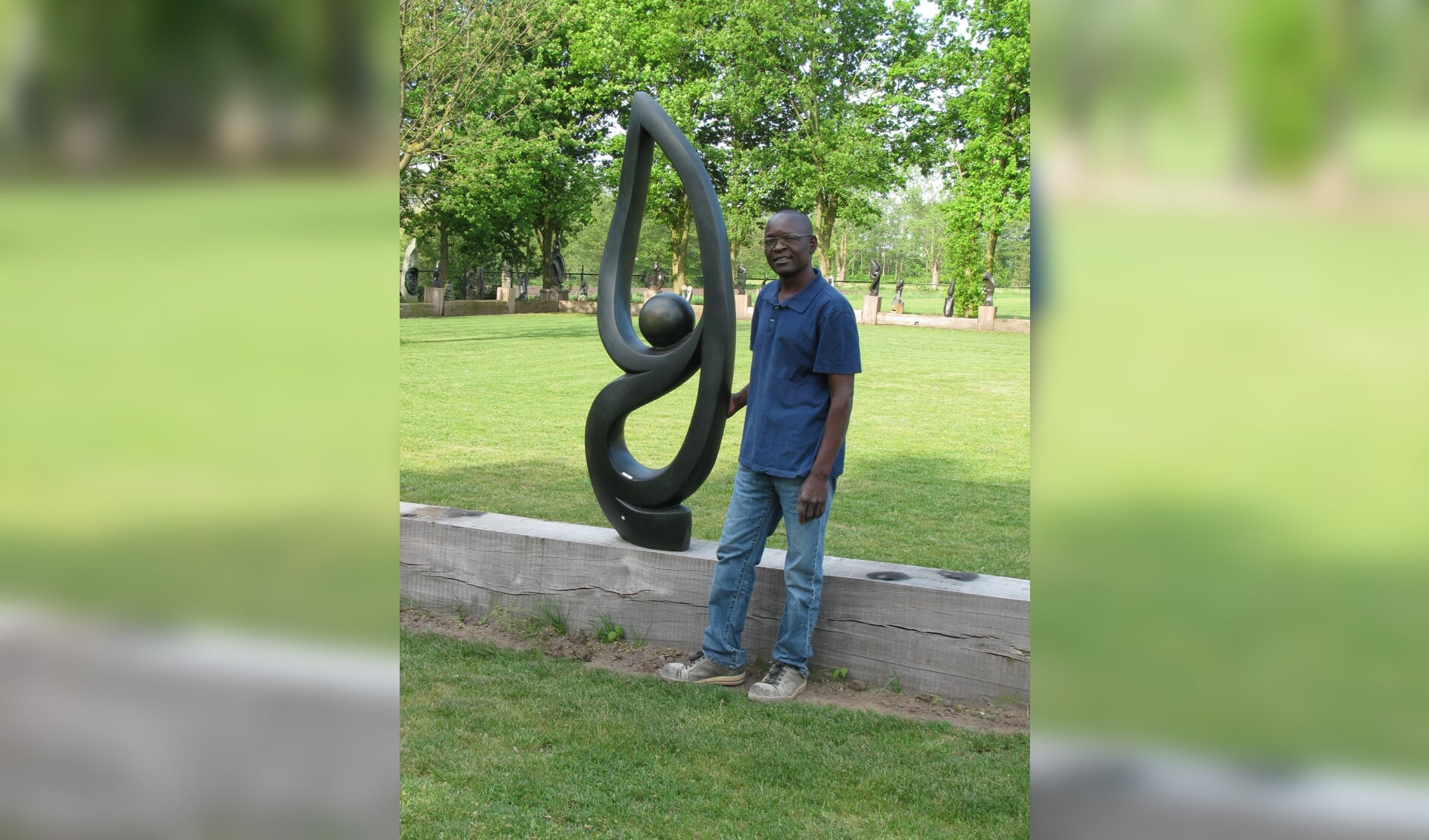 Zimbabwaanse beeldhouwer Forbes Suliyari te gast bij De Buffel.