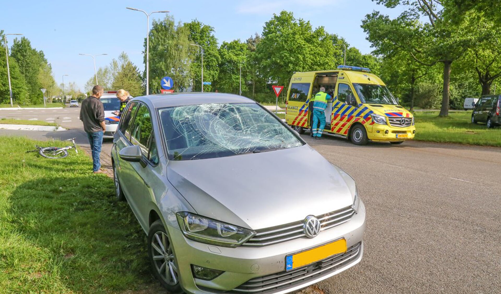Het ongeval gebeuren op de Galliersweg in Oss ( Foto's : Maickel Keijzers/ HendriksMultimedia)