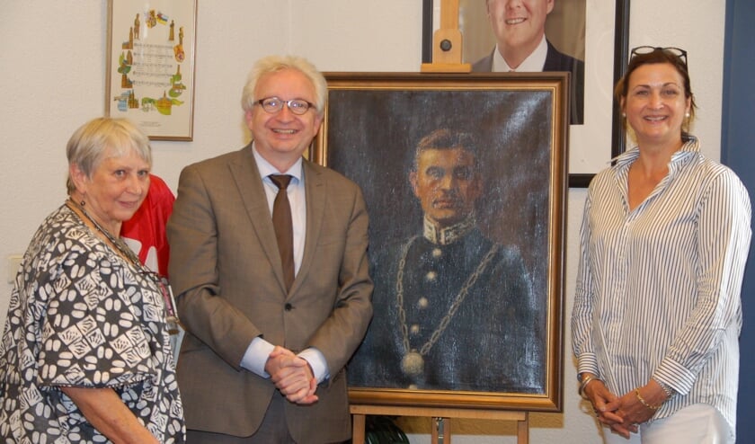 Ietje Pinckers, Joleen Sengers-Kay en burgemeester Gradisen bij het schilderij van burgemeester Sengers. (Foto: Jos Gröniger)  
