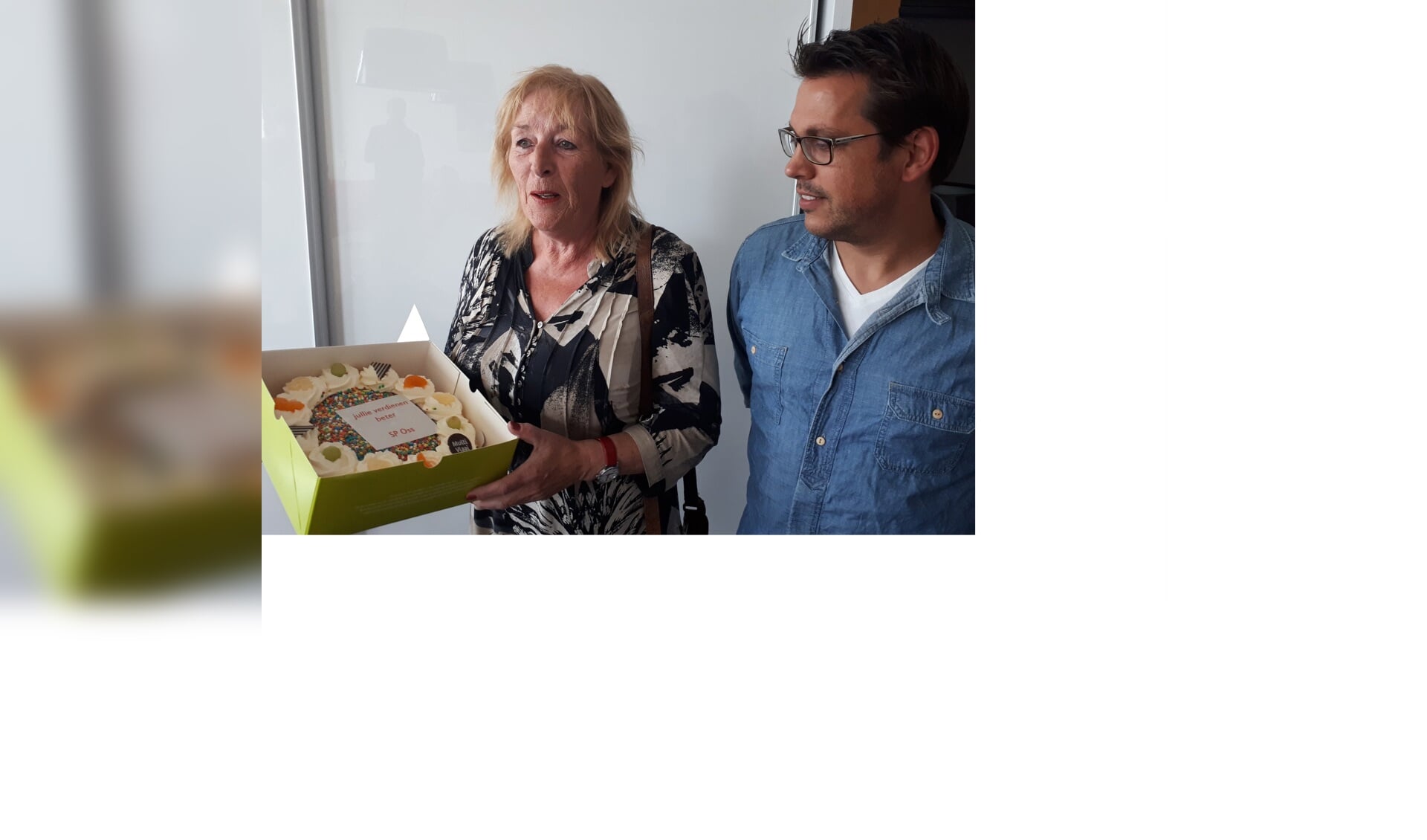 SP Oss verraste basisschool Sterrebos met taart tijdens de 'prikactie'. 
