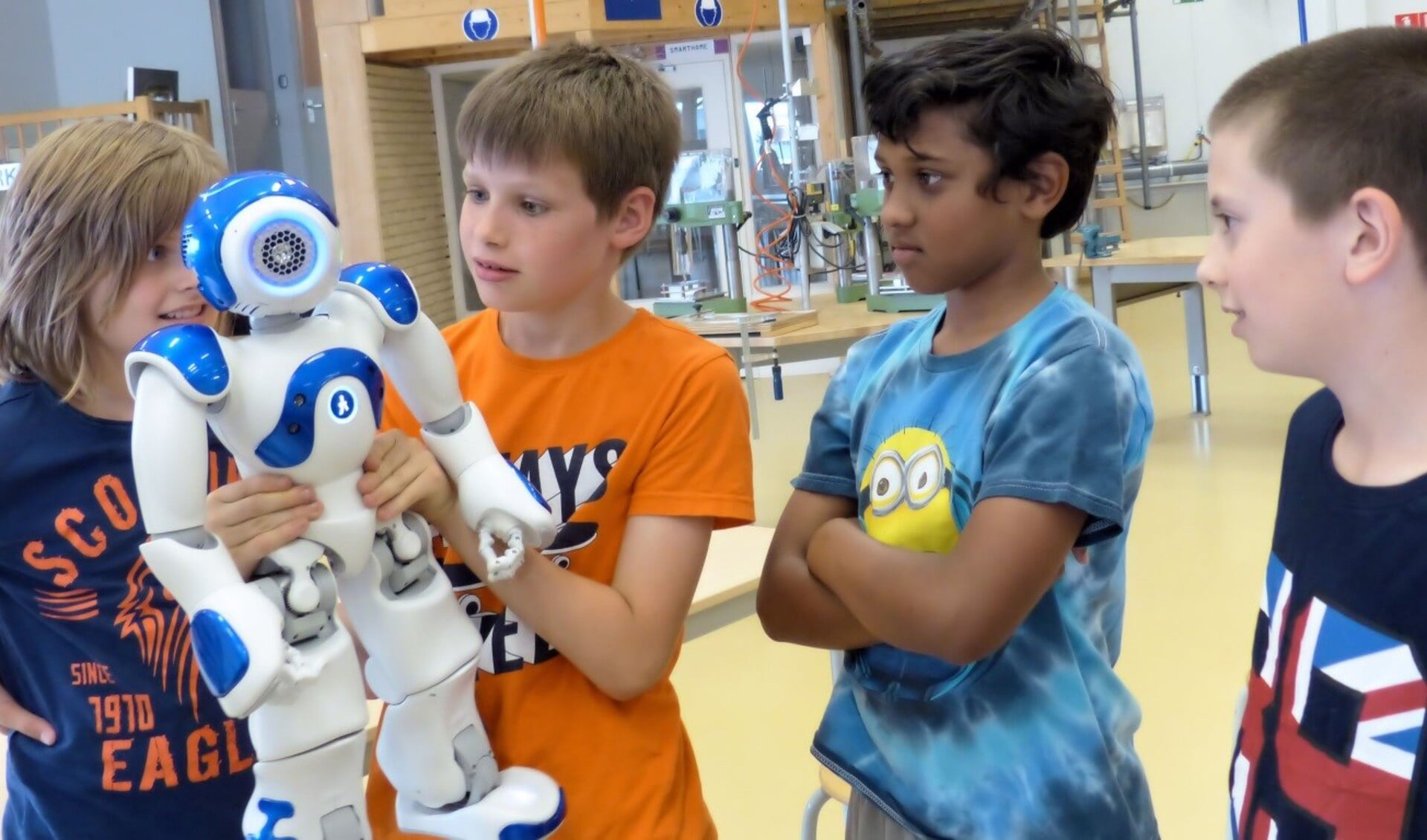 De demonstratie van een NAO , een menselijke robot. De kinderen gaven hem de naam 'Luuk'.