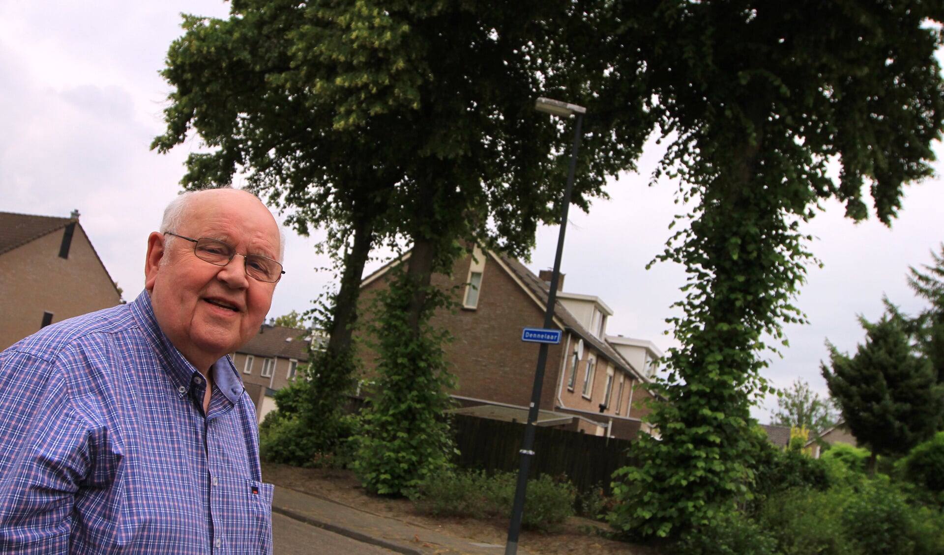 Adriaan van der Linden (82) schreef een boek over zijn oude buurt.